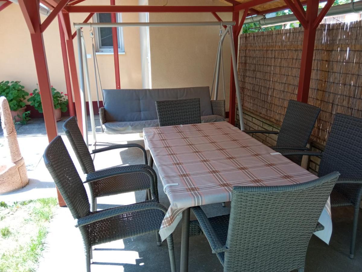 Gyöngyvirág Apartmanház Hajduszoboszlo Exterior foto